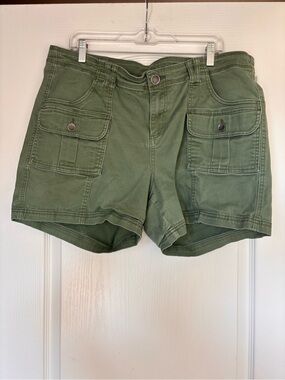 Kut from the Kloth • Elliot Cargo Pocket Shorts size 18 green
